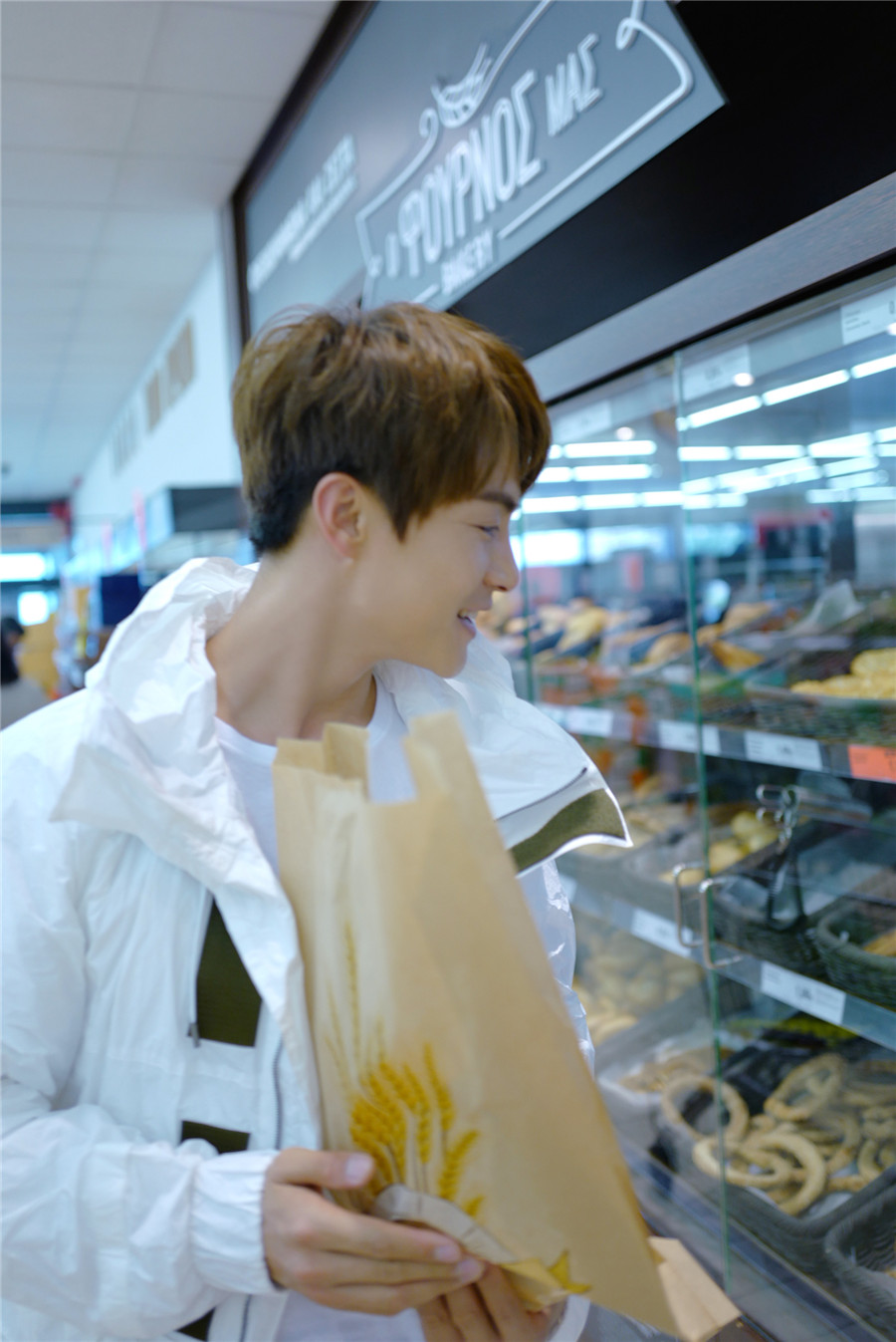 马天宇新书观心写真大片曝光异国街头解锁行走的吃货本能