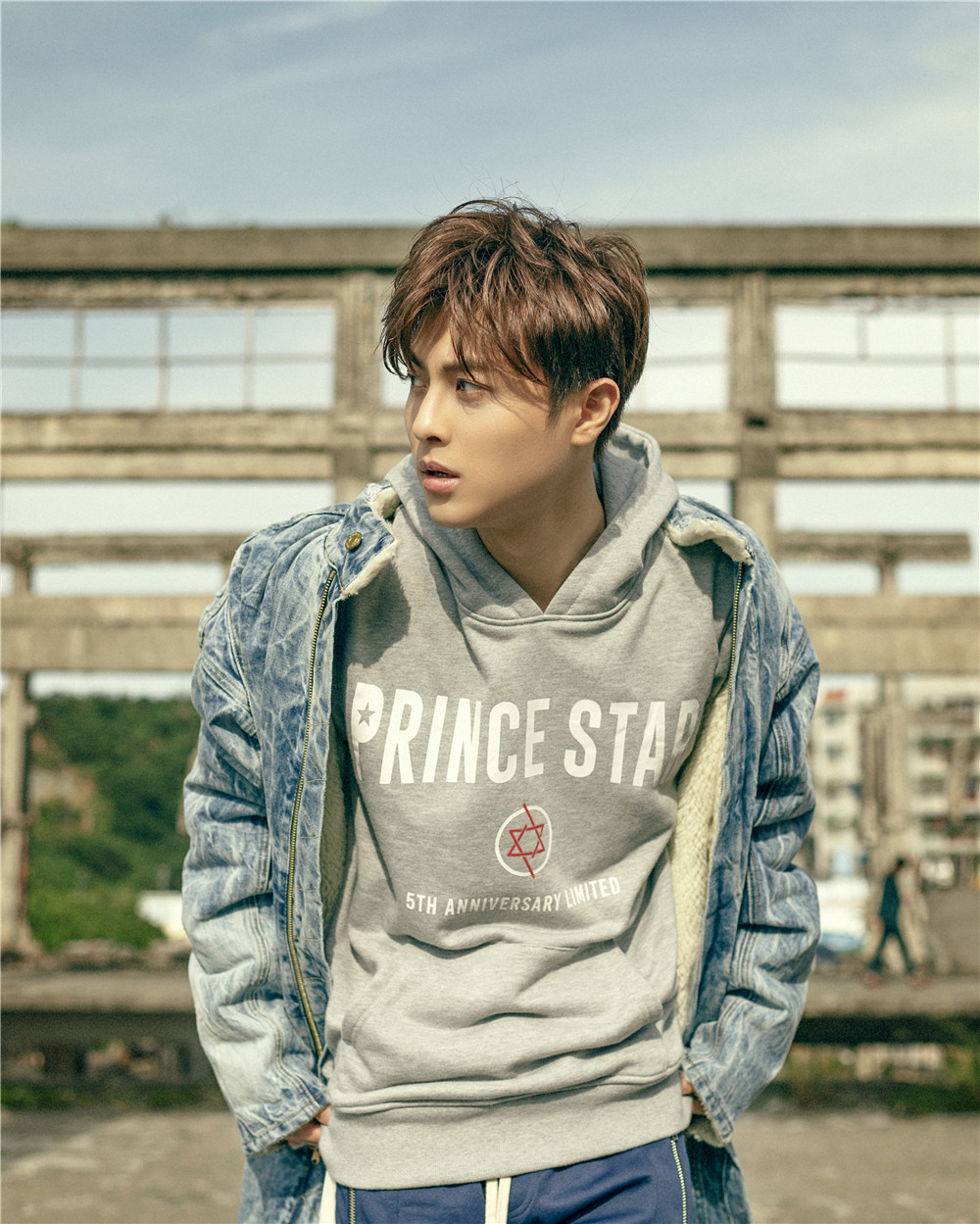 王子邱胜翊曝时尚休闲写真 阳光帅气酷感十足