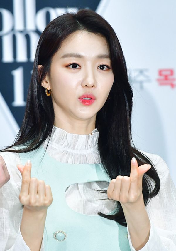 张熙珍选择人人都爱的衬衫搭配春夏当红的裙装,不美才怪呢