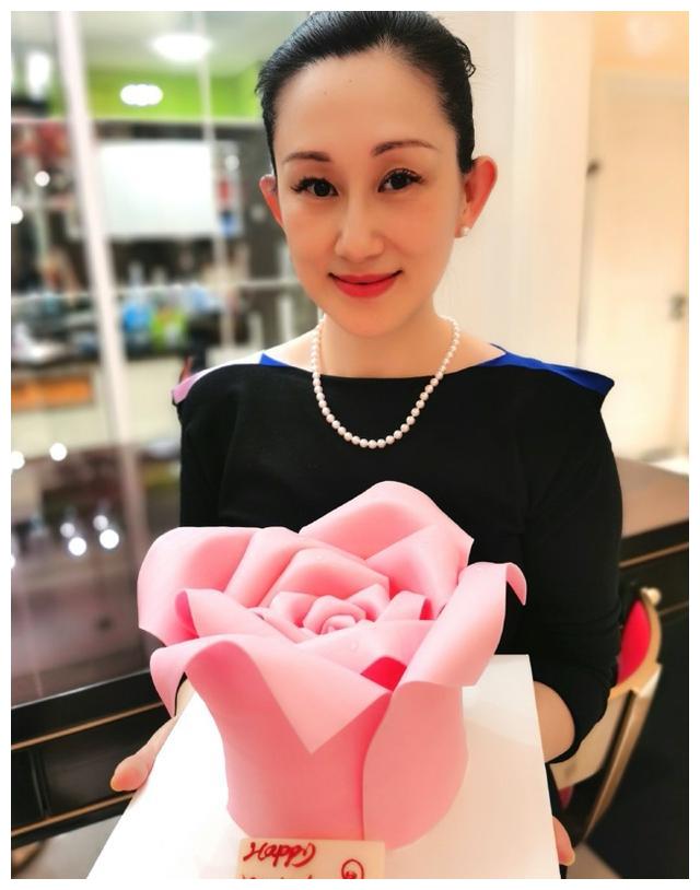 赵文卓为妻子张丹露庆40岁生日,实力演绎夫妻相,一家五口太幸福