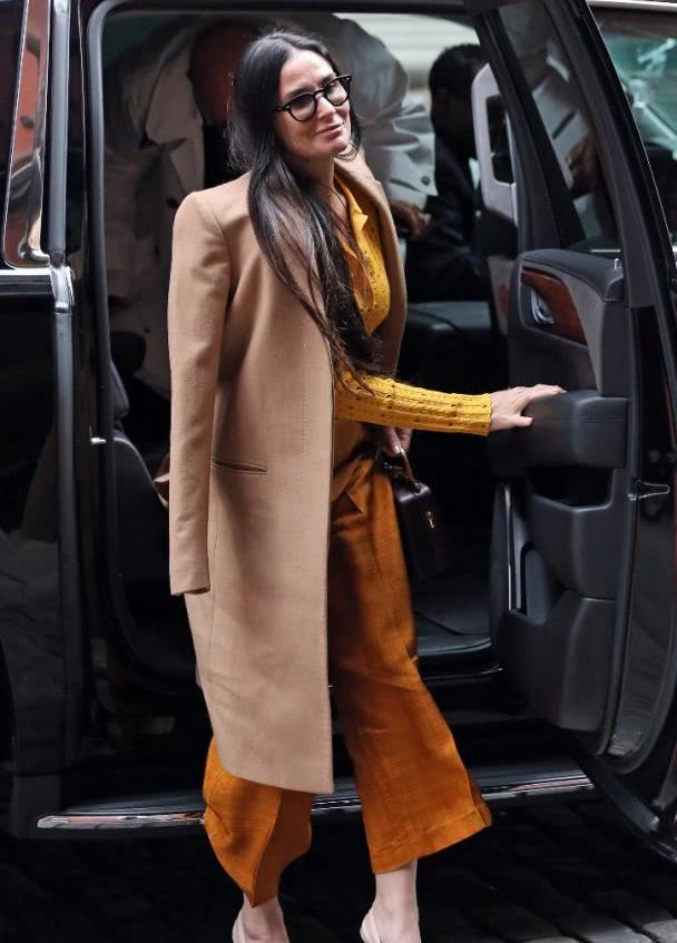 56岁的黛米·摩尔纽约街拍,驼色大衣混搭格子裤十分减龄显气质