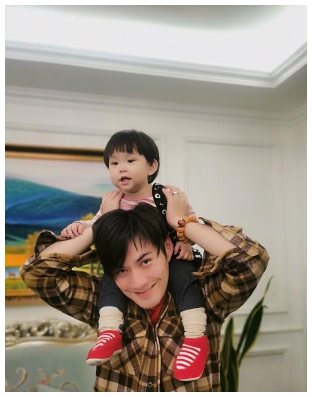 一家三口合影超温馨