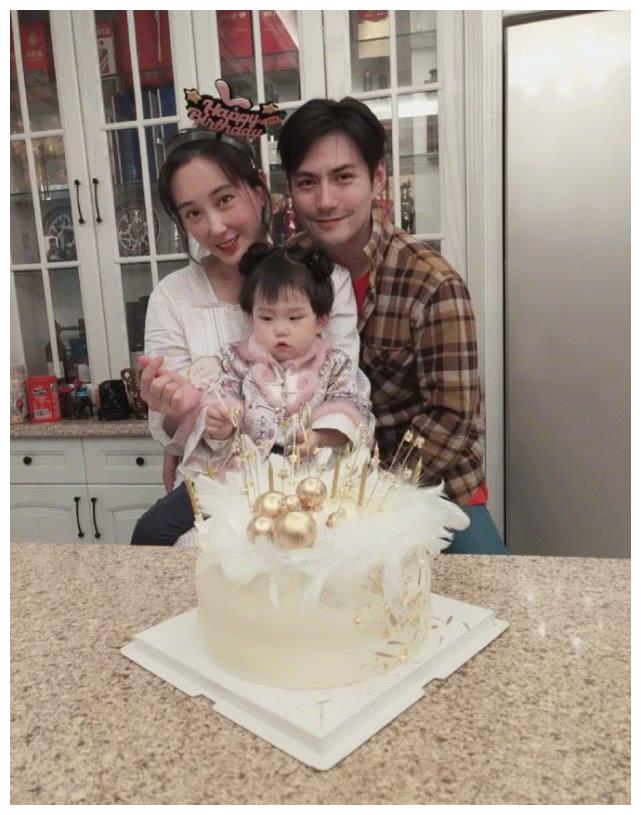 一家三口合影超温馨