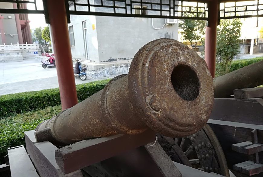济宁铁塔寺地下挖出的古代大炮 震撼了我的哥