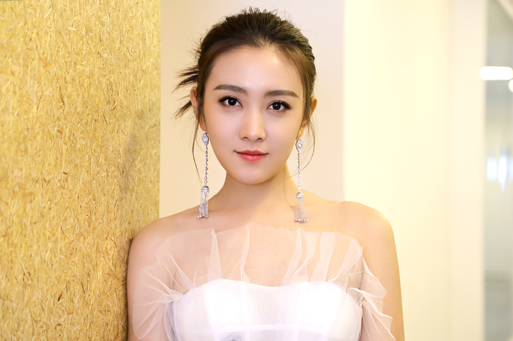 罗昱焜出席华表奖气质优雅笑容温暖