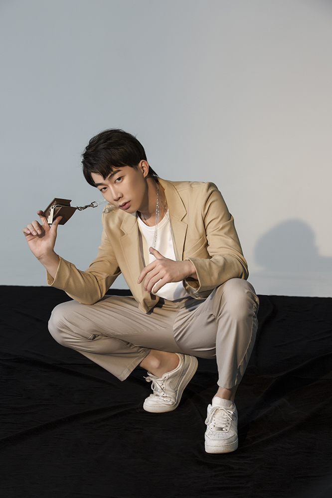 李东山复古英伦风写真 清爽简约彰显型男魅力