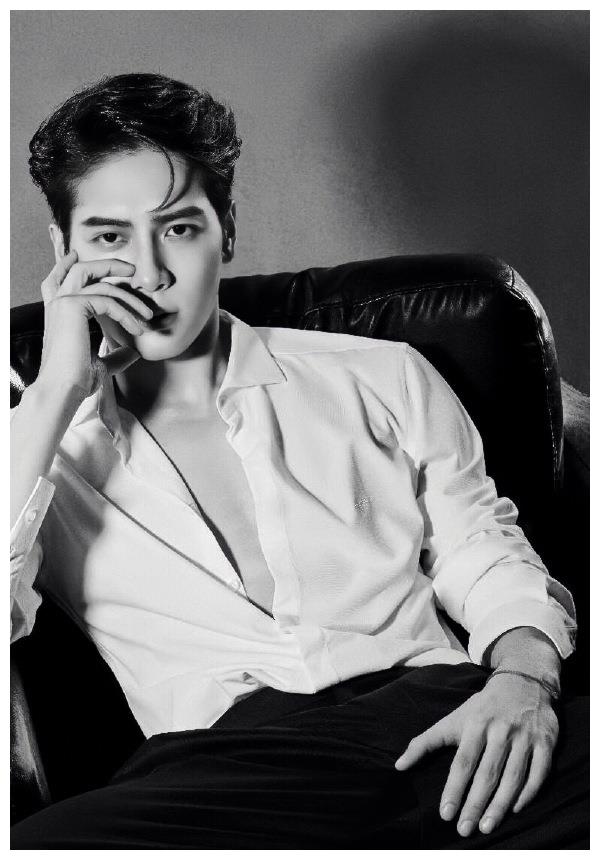 王嘉尔欧莱雅男士的代言人黑白大片公开!真实存在的大长腿