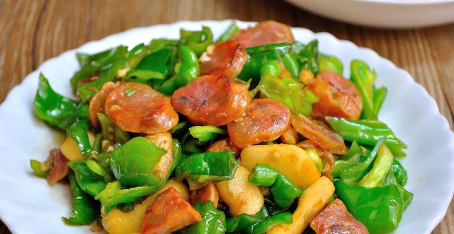 家常做法的平菇炒香肠营养丰富味道浓郁口感有层次