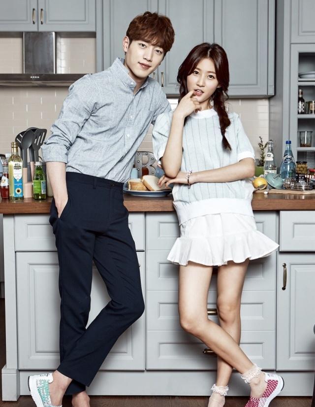 与徐康俊一起拍摄的海报,扎着双马尾辫的金赛纶带着她这个年纪独有的