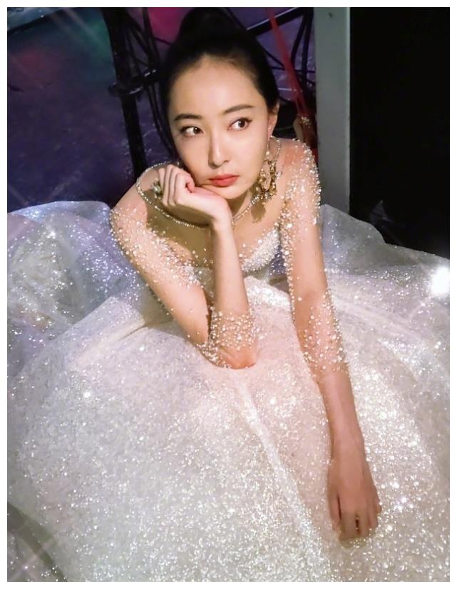 她因饰演"梅超风"一角走红,今穿婚纱走t台美爆,惊艳全场