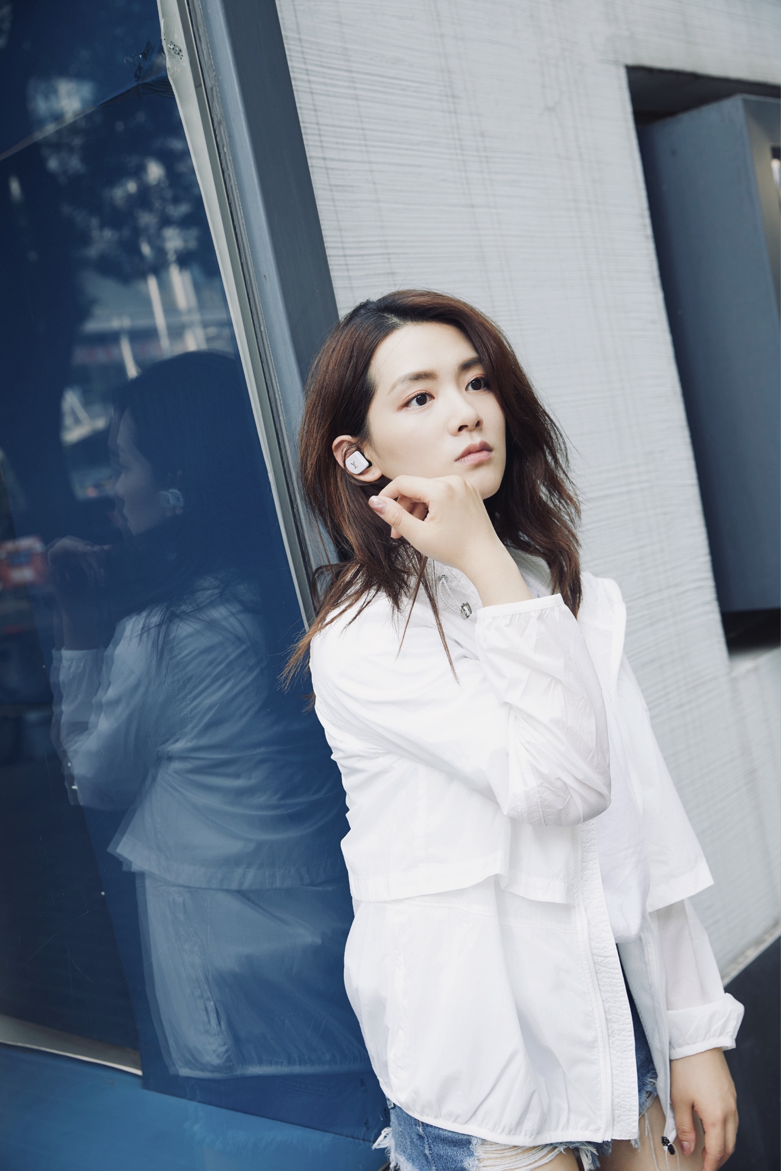 近日,演员陈昊宇的一组夏日写真,突破了她以往温柔恬静的形象,化身