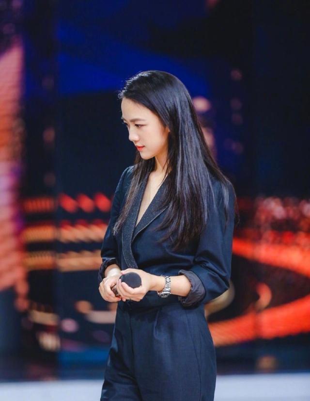 汤唯一身西装造型摩登又时尚,而拖地礼服搭配丸子头气质出众
