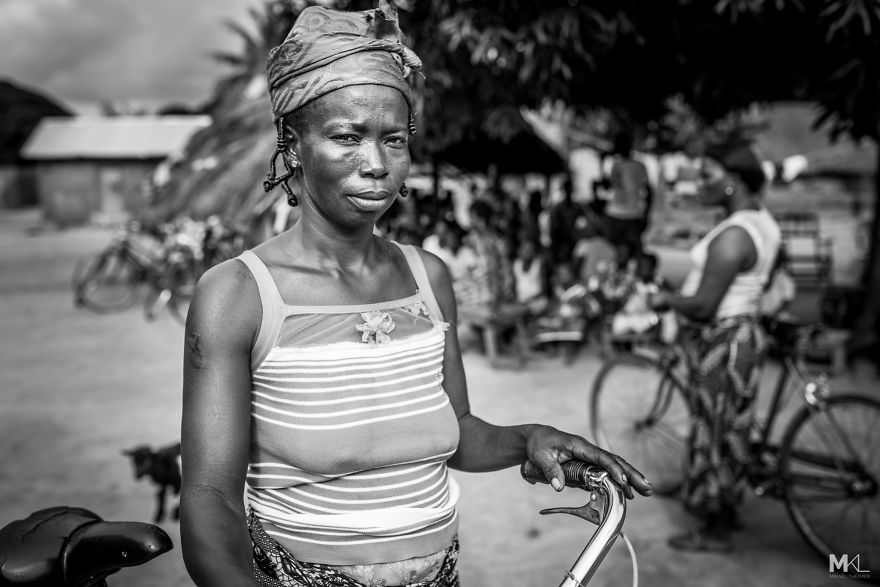 实拍西非小国,多哥的妇女们,她们除了工作还是带孩子!