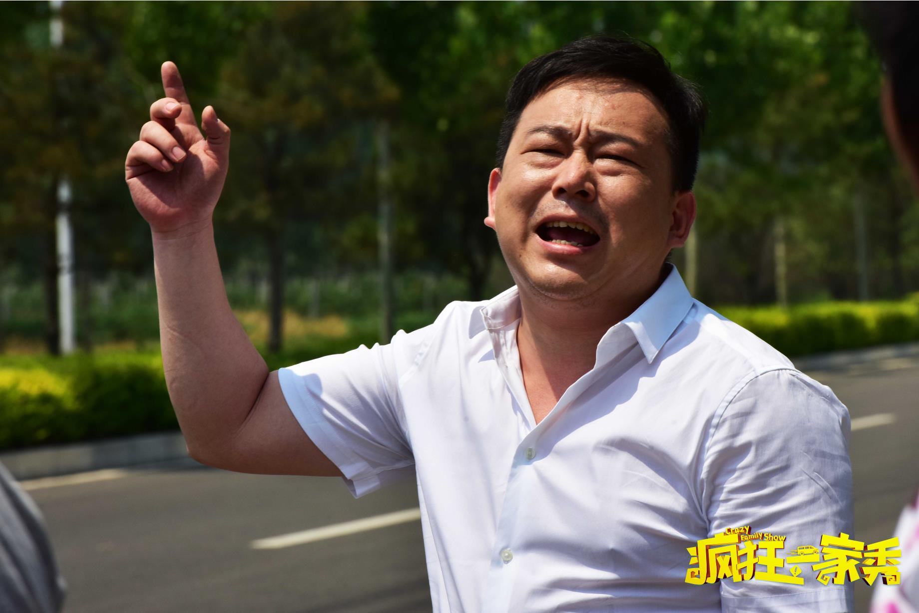 这部片子上映三日后刷屏朋友圈,喜剧外表下是细腻情怀|肖聪|疯狂一家