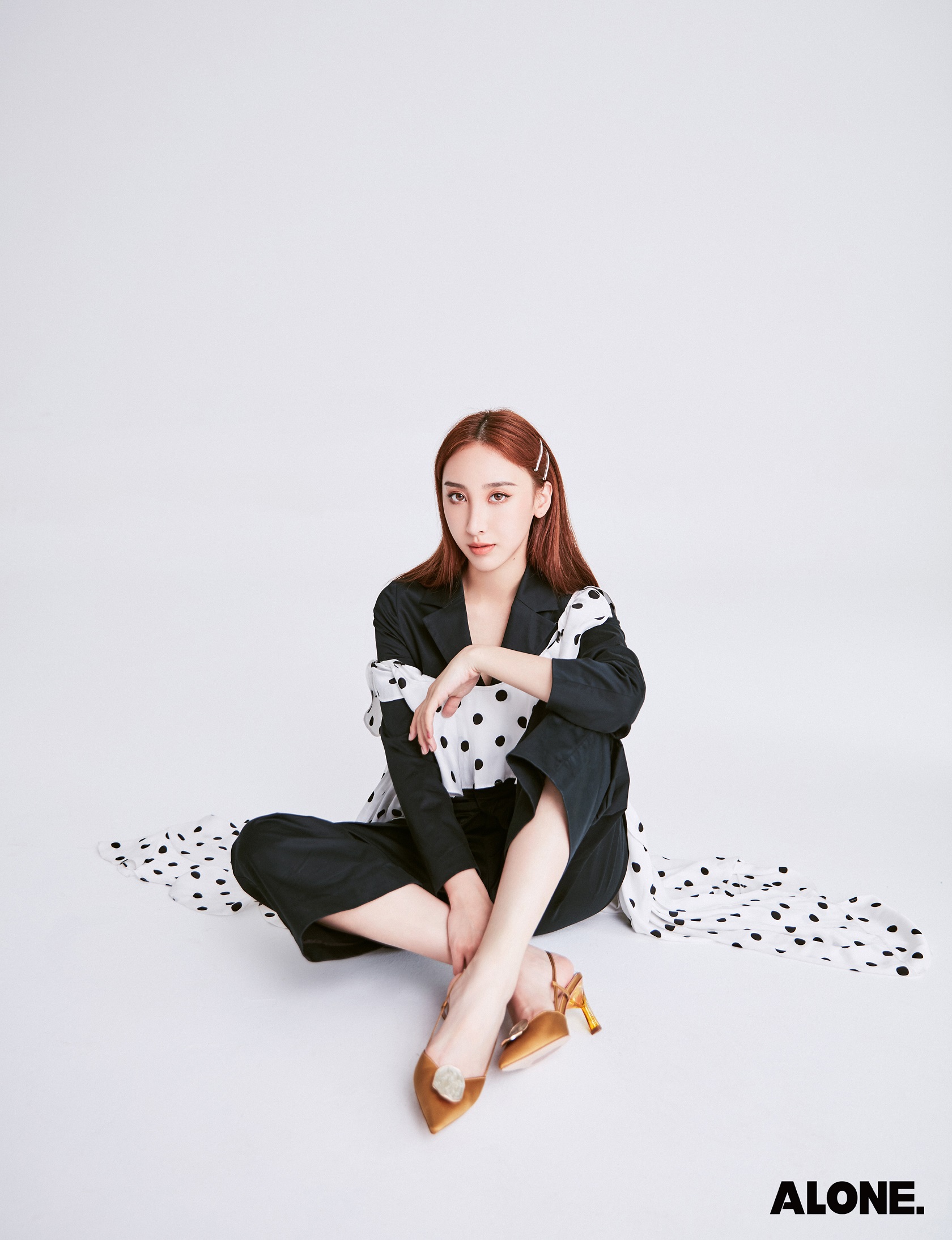 许靖韵全新美图曝光色彩碰撞体现别致美感