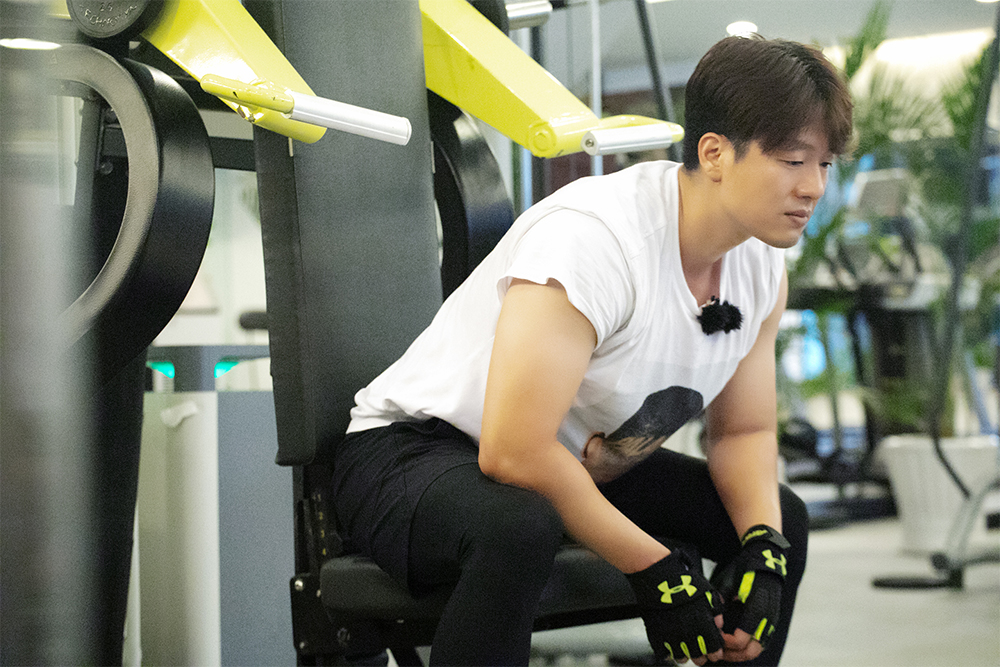 凌潇肃健身房大秀胸肌嘶吼式锻炼笑翻网友