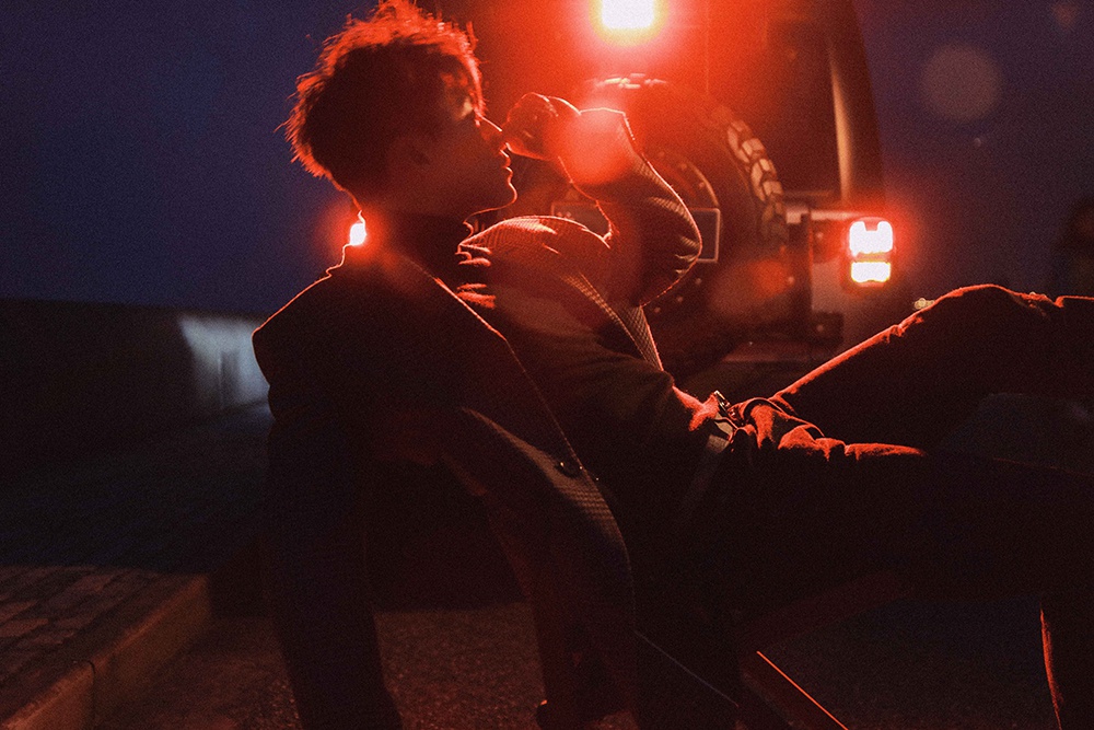 代旭幻夜逆光写真曝光 a气十足尽显男性荷尔蒙