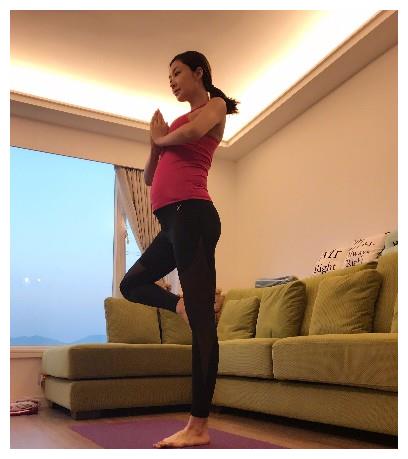 熊黛林晒最新孕照,肚大如球四肢却纤细,网友直呼:最美的孕妇!