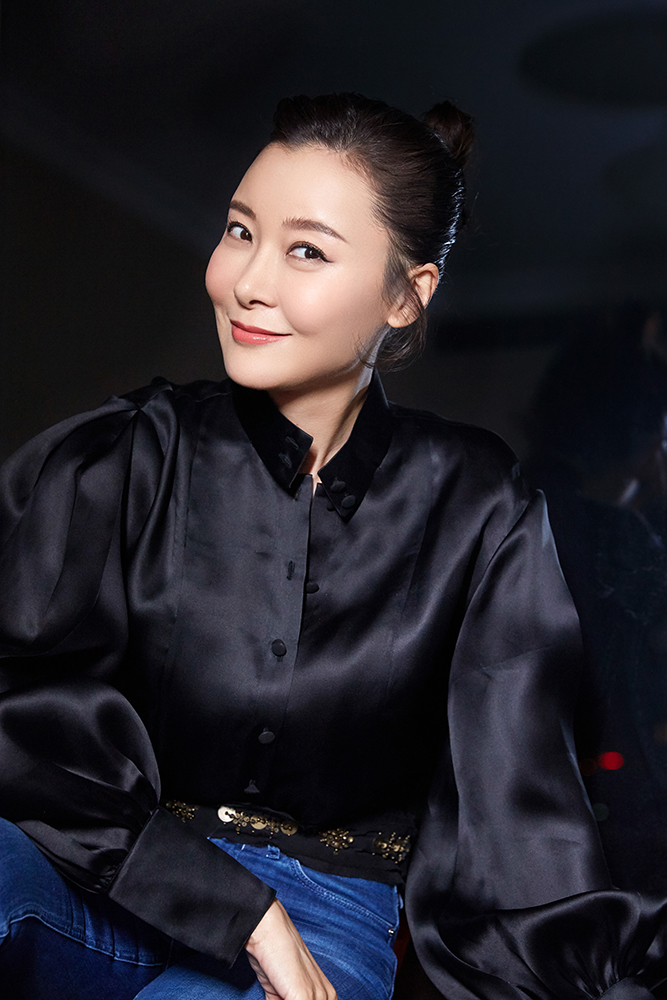 柯蓝助阵好友秀场 飒爽自在被赞型格满分