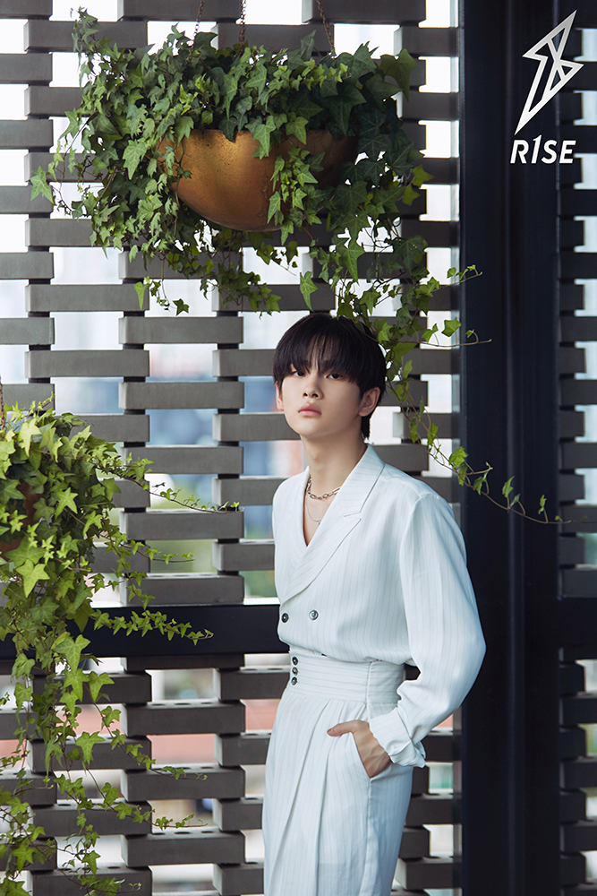 照片中,周震南身穿白色条纹休闲套装,搭配复古粽色