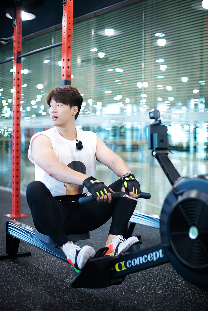 凌潇肃健身房大秀胸肌嘶吼式锻炼笑翻网友