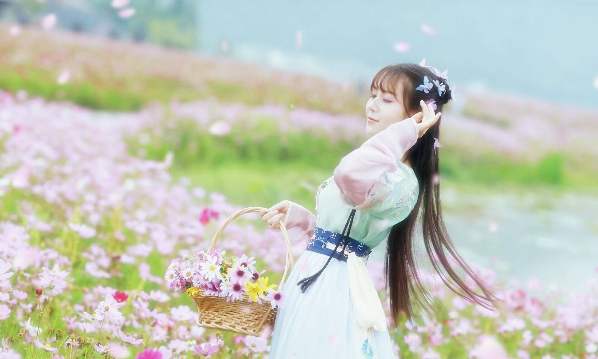 白衣素净伞下佳人秀丽端庄美丽动人楚楚动人花中仙子绝色佳人长发飘飘