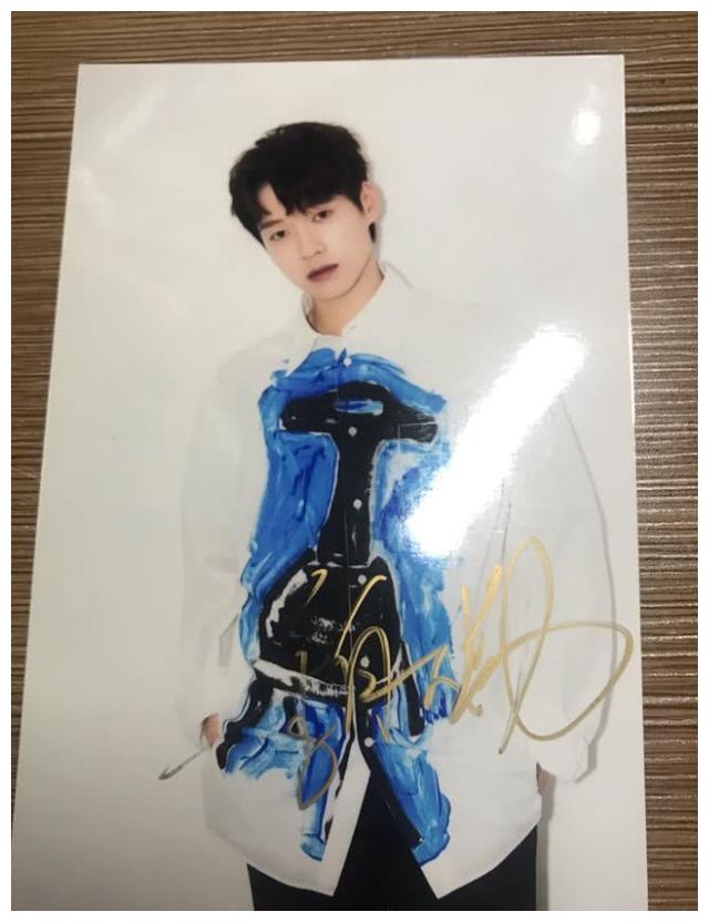 这位网友表示自己和魏大勋相熟,也收到过魏大勋的签名照,对方还会鼓励