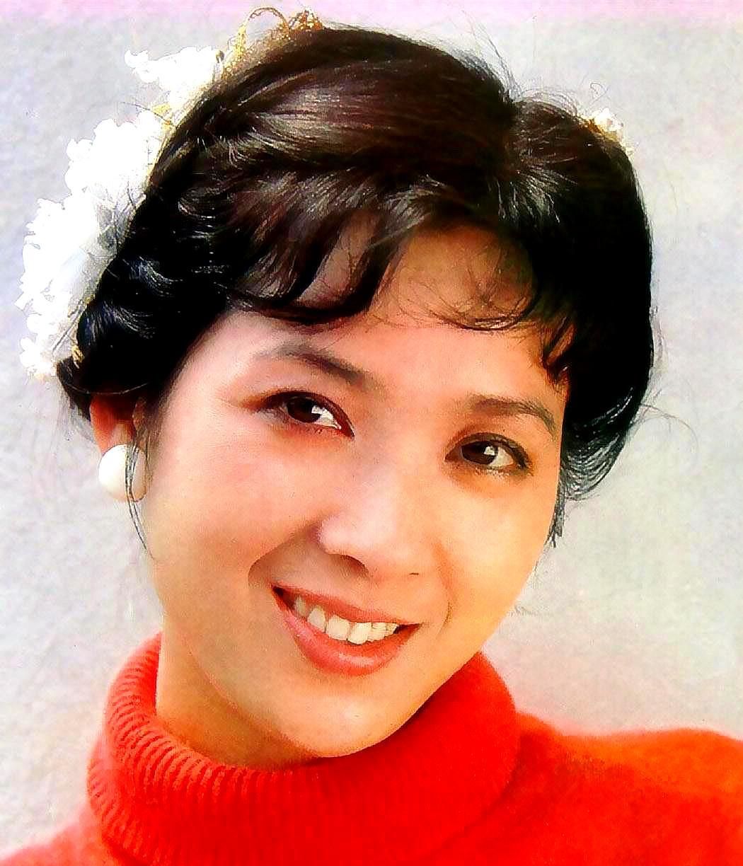 龚雪,昔日美女电影明星,年轻时美丽动人,如今64岁的她依旧优雅