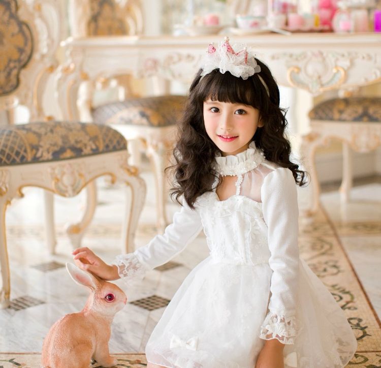 裴佳欣穿上白色的公主裙,美得像是从童话里走出来的公主!