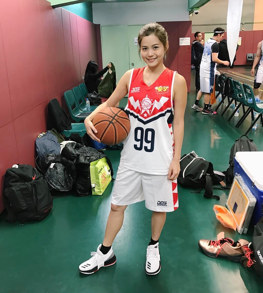 她才是中国球迷喜欢的篮球女神模样,不是卡戴珊能比的!