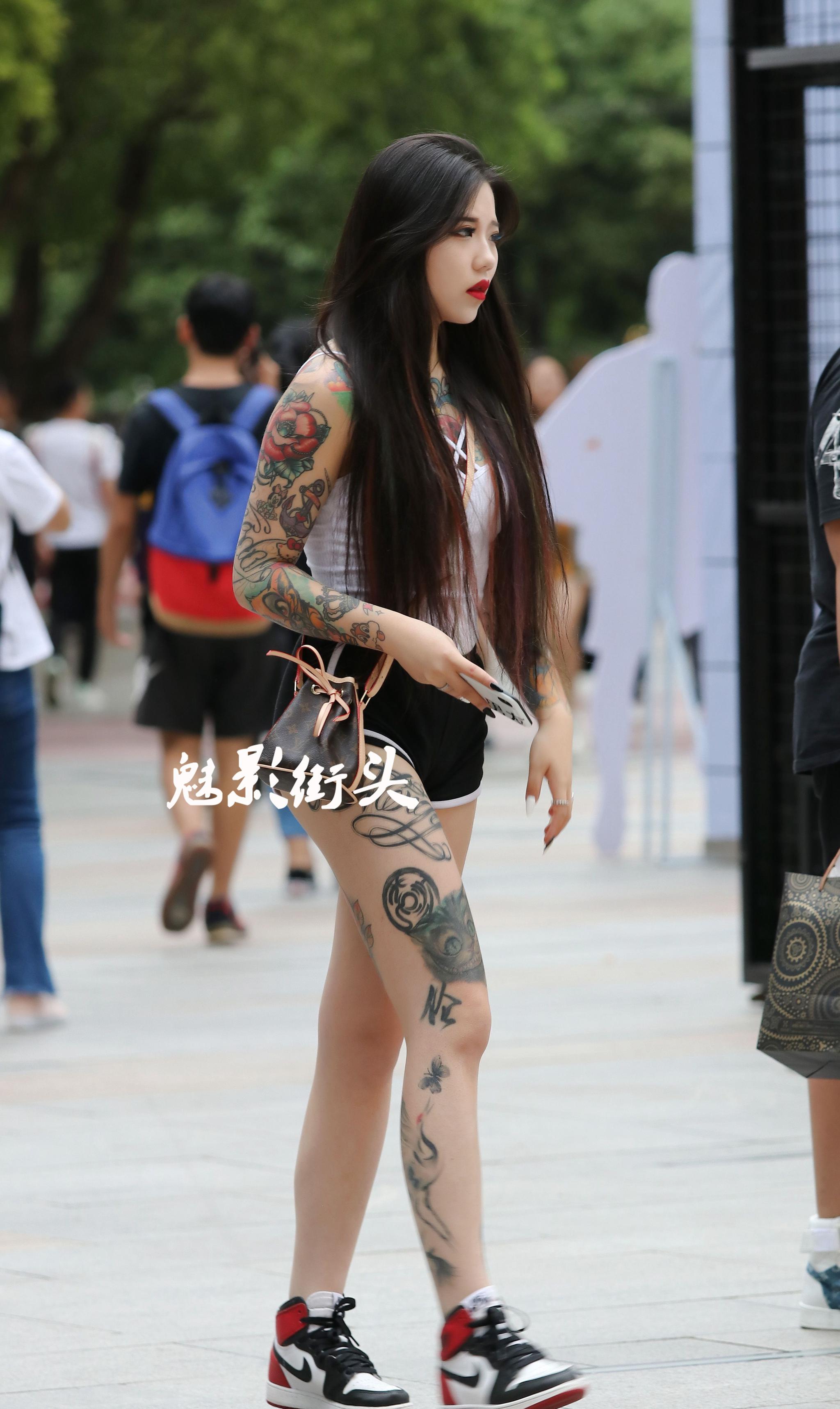 街拍白色吊带t恤搭短裤露出大面积纹身霸气十足很有时尚感