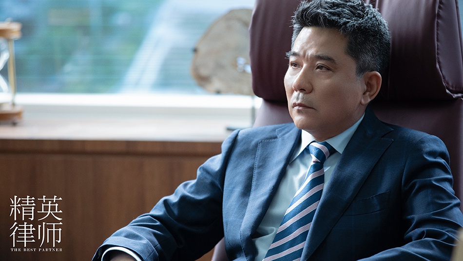 今日,电视剧《精英律师》发布了群像海报及一组剧照.