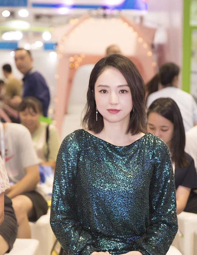 39岁董璇状态真不错穿绿色亮片连衣裙高贵典雅自信模样很美丽