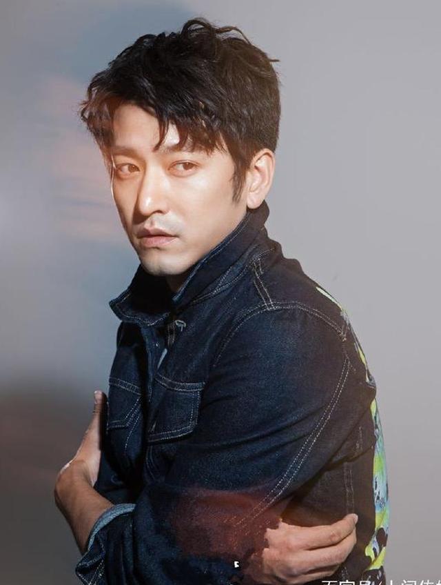 陈龙双剧霸屏!"龙卷风式"演技袭卷荧幕,获网友认可