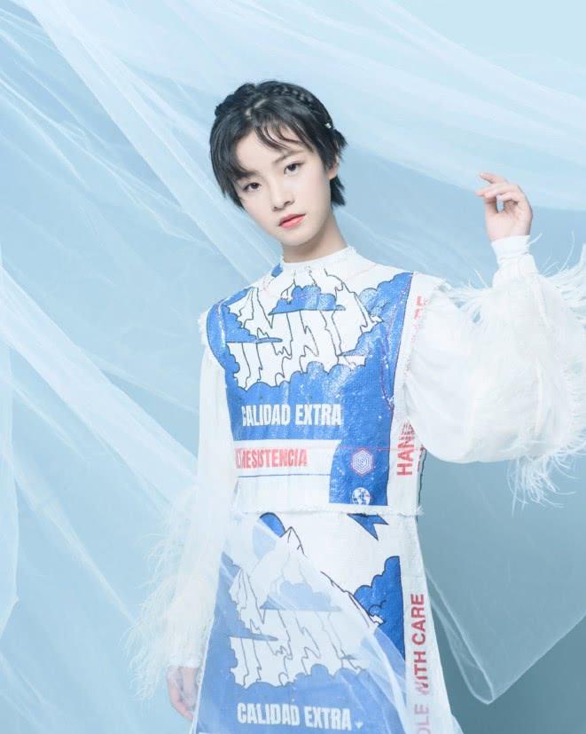 穿着一件白色的打底衫,也是很展现李庚希清纯的气息