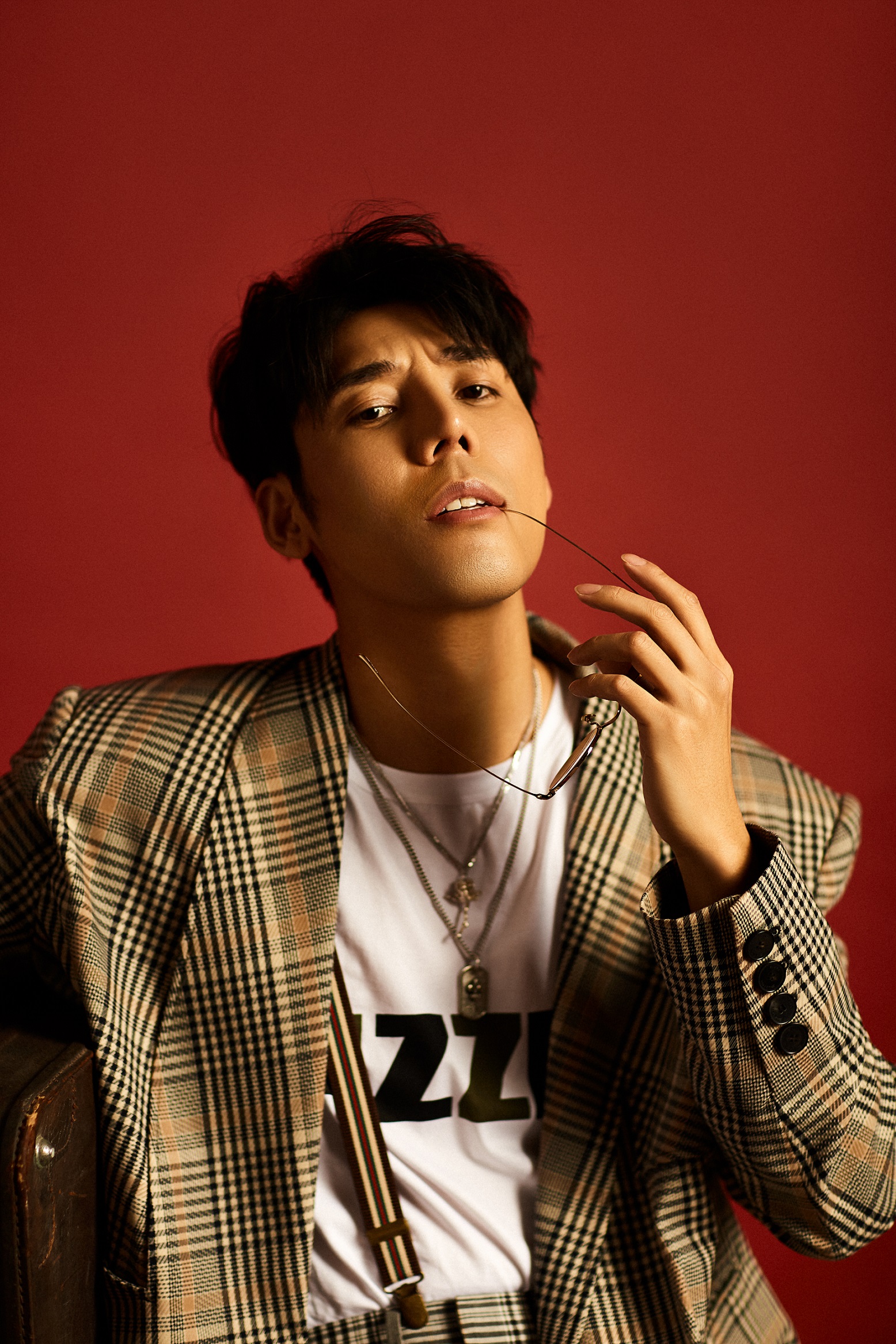 杨金赐最新写真曝光解锁雅痞型男与率性少年的双面魅力