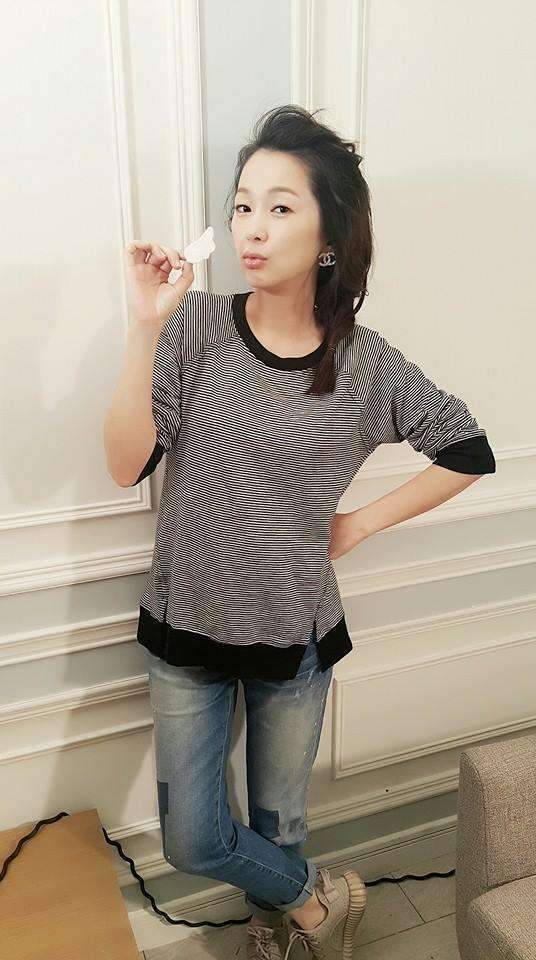 她20岁出道25岁获金钟奖, 丈夫比她小几岁, 今43岁仍然很年轻