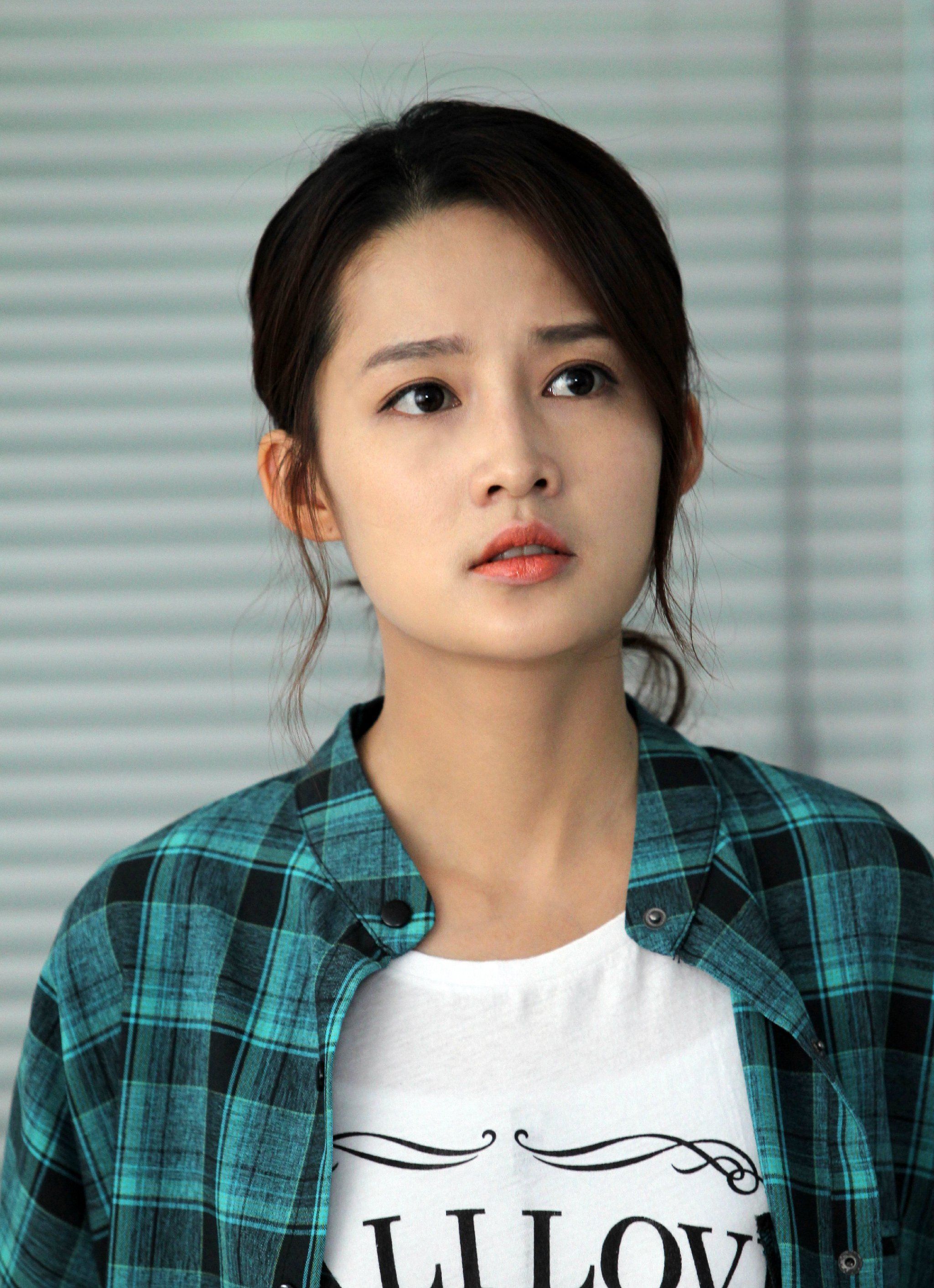6/ 6这张的李沁清纯可爱又不失娇媚,格子外套都hold住了,太迷人了