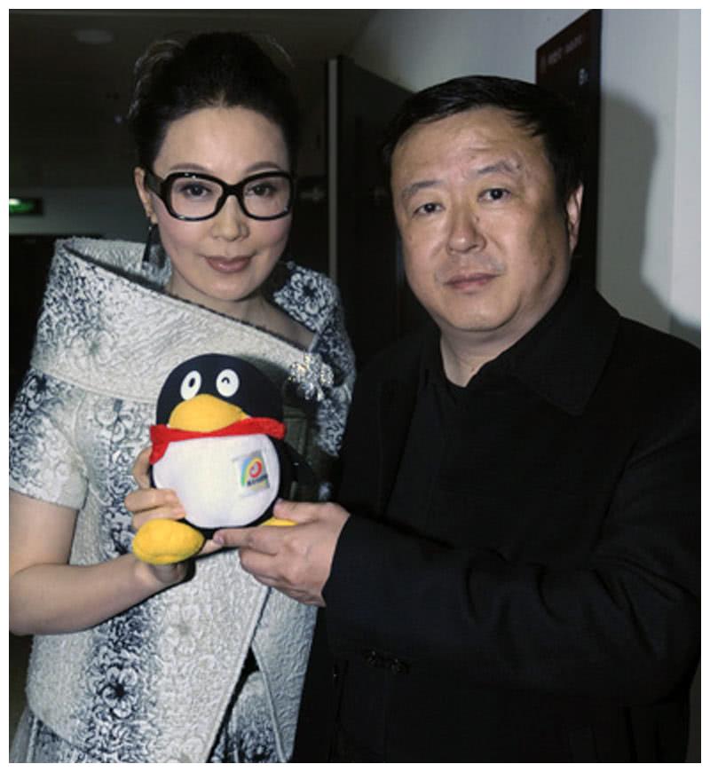 32岁认识尤小刚,43岁嫁给他,今63岁一张漂亮脸整残|尤小刚|邬倩倩