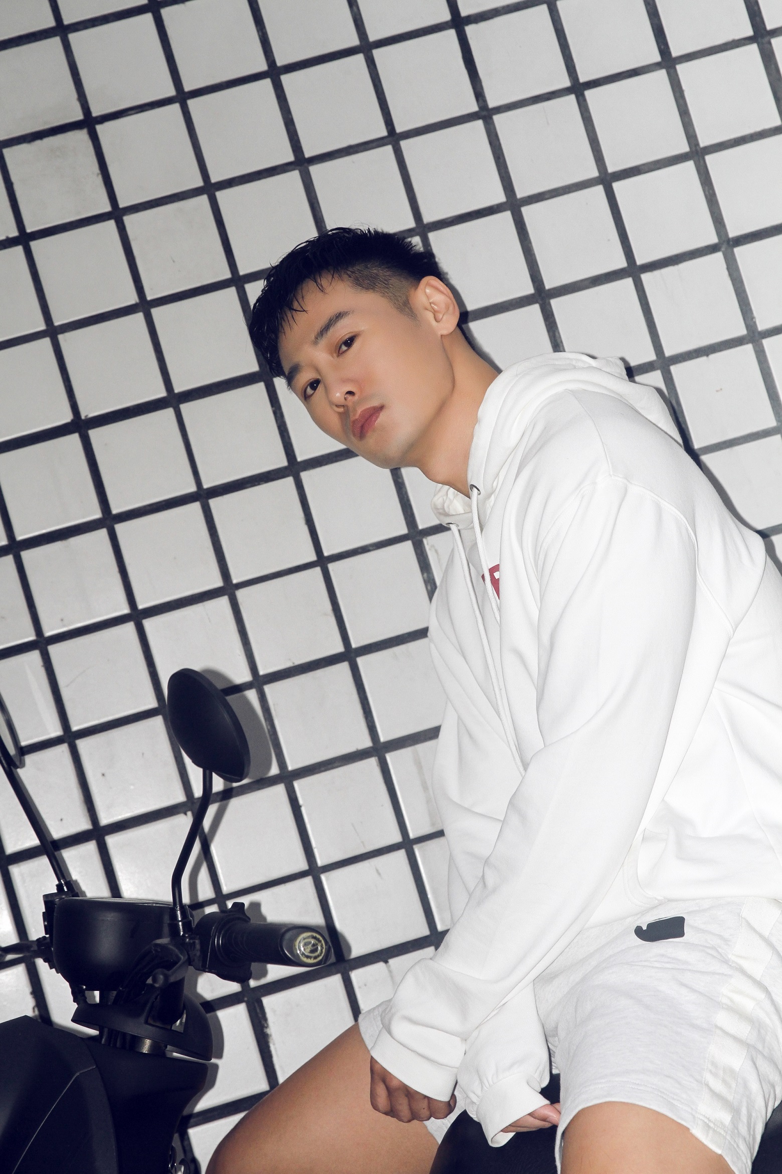 亓航秋日摩托车写真曝光 范本式穿搭超吸眼球