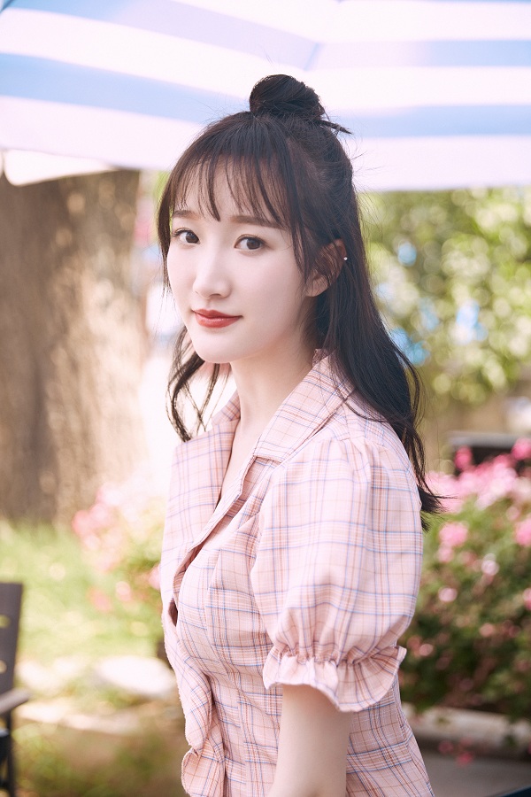 童静解锁半丸子头造型夏日甜心化身初恋女友