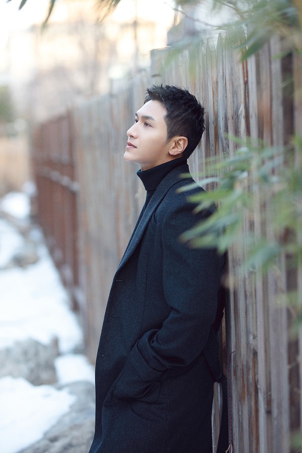 刘硕墨色大衣亮相,阳光温润解锁开年新造型