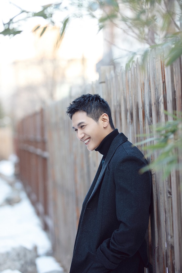 刘硕墨色大衣亮相,阳光温润解锁开年新造型