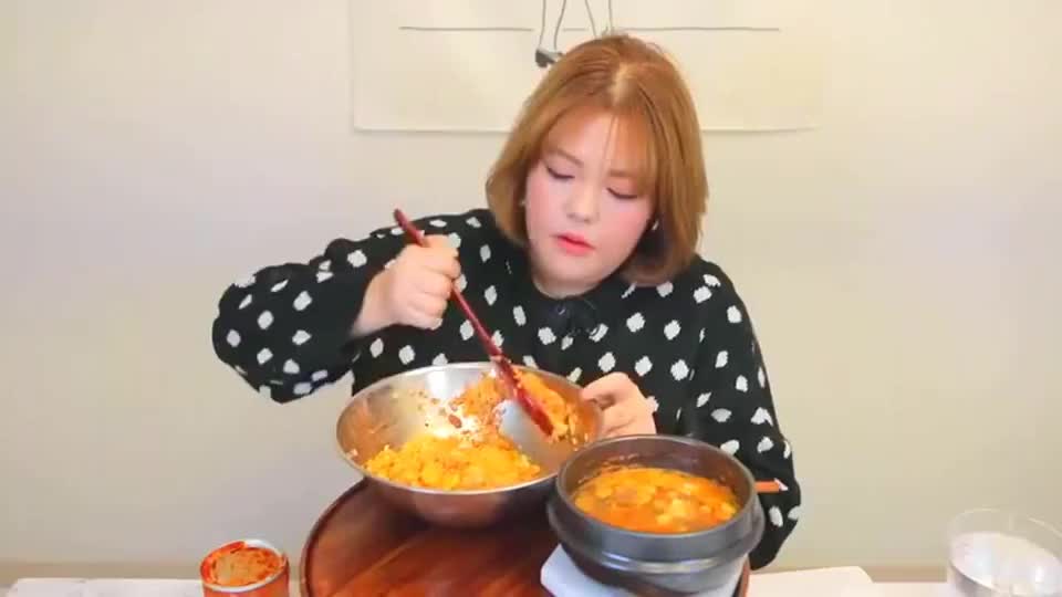 韩国大胃王秀彬,吃香辣蟹和海鲜拉面,秀彬怎么瘦了这么多