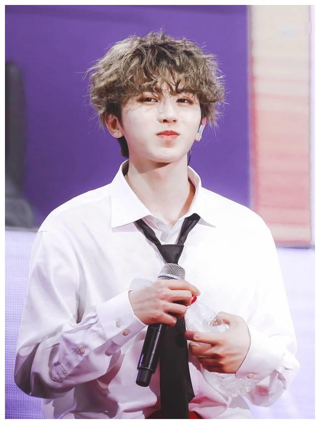 "大奎小葵"搞事情,蔡徐坤忙劝架,网友:看把你给能的呀!