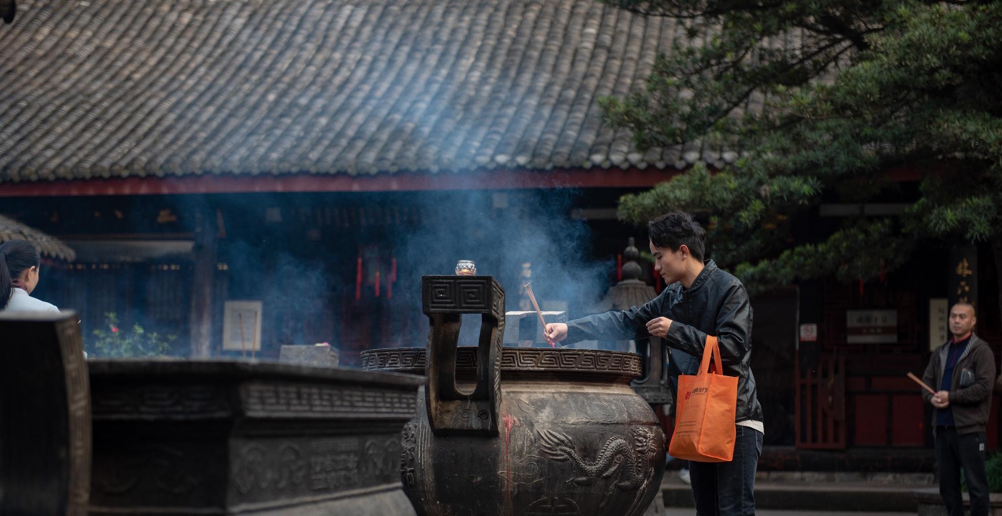 成都香火最旺的寺庙,免费烧香,很多外地人都喜欢来玩|寺庙|文殊院|香火_新浪新闻