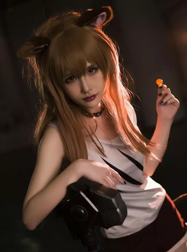 老司机cosplay:素颜背心,可爱小尾巴,一根棒棒糖召唤魔力