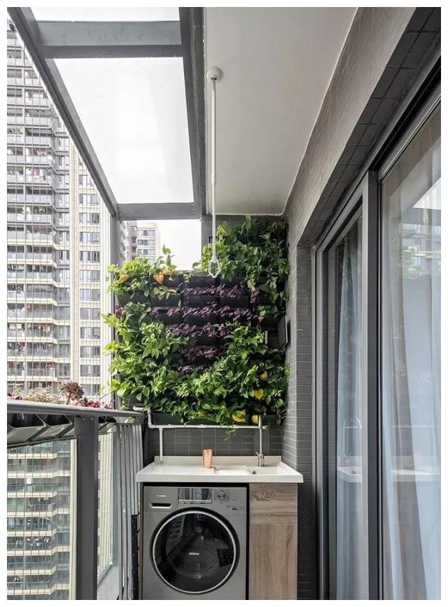 她家复式房，坚持把玄关抬高10公分，然后楼梯设餐柜，完工太实用