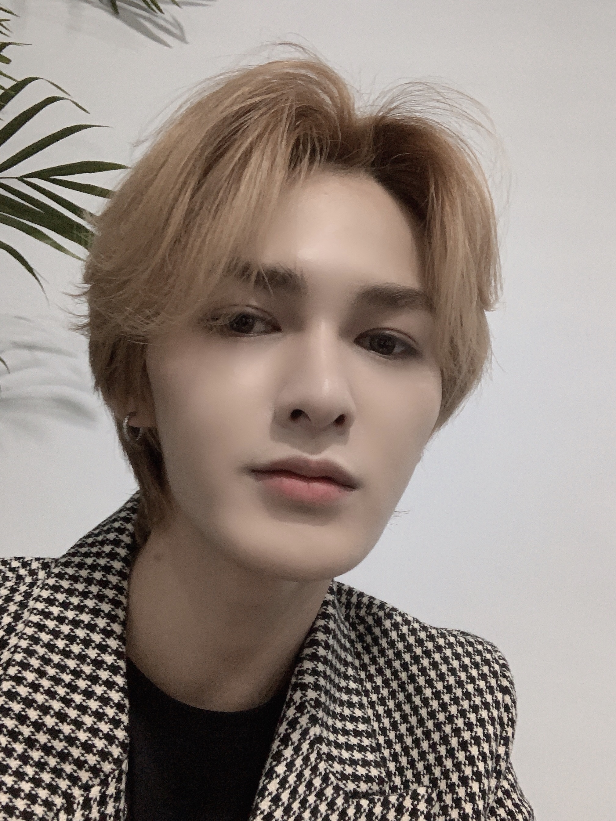 男艺人化妆太浓被质疑?听听朱正廷是怎么说的