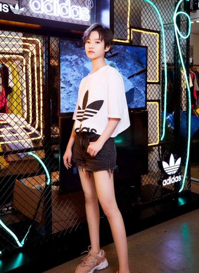 别被"乔英子"的瓜子脸骗了,其实她是柱子腿,穿校服裙时太真实